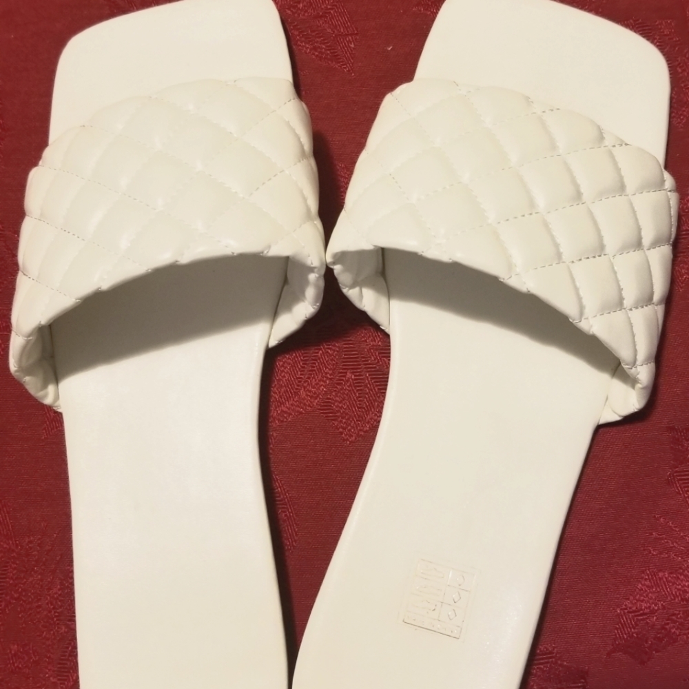 Pretty white summer sandals